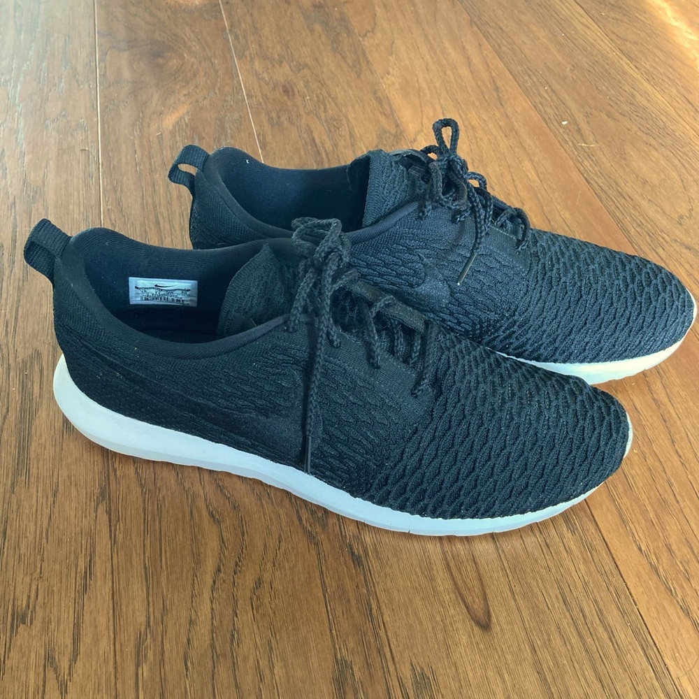 Black Roshe Flyknit